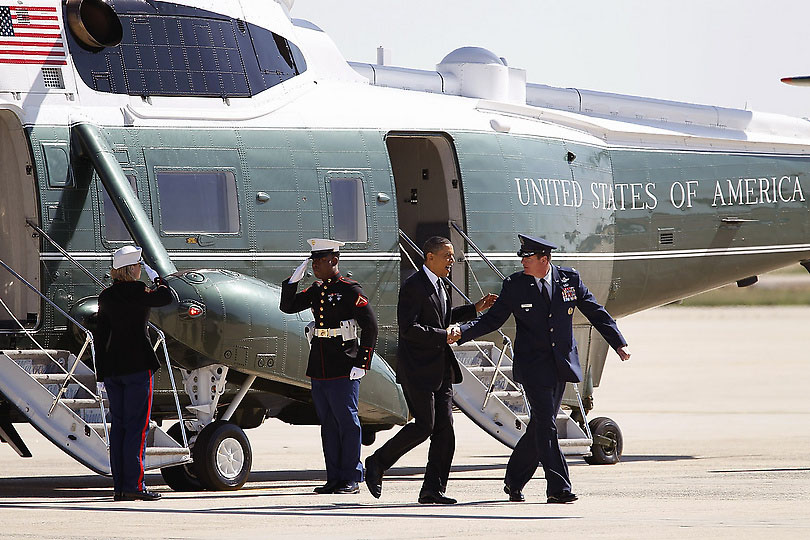 Президент Барак Обама приветствует полковника Ли