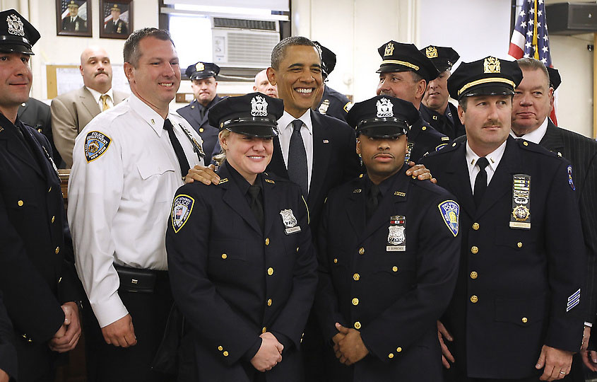 Президент США Барак Обама позирует для совместного фото