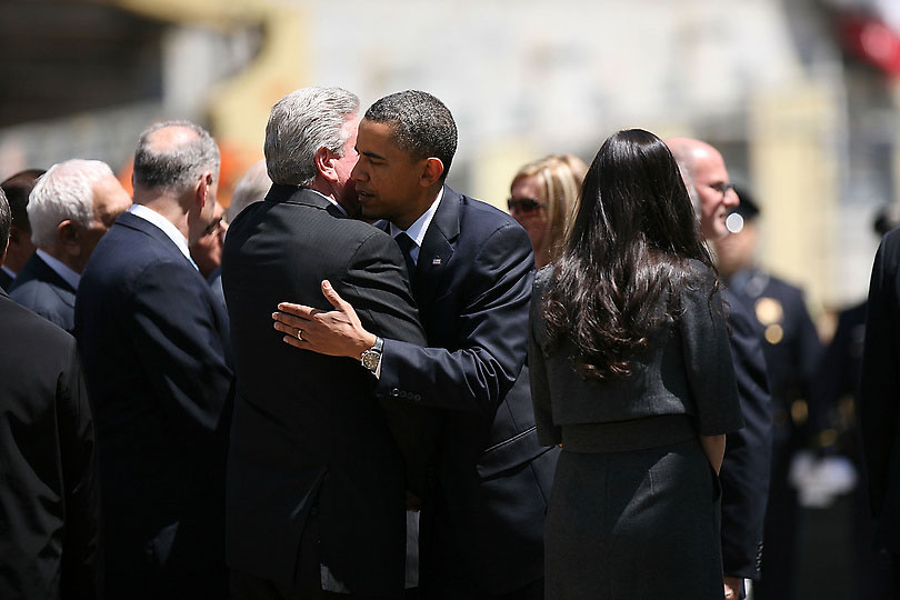 Барак Обама обнимает члена семьи погибшего в трагедии