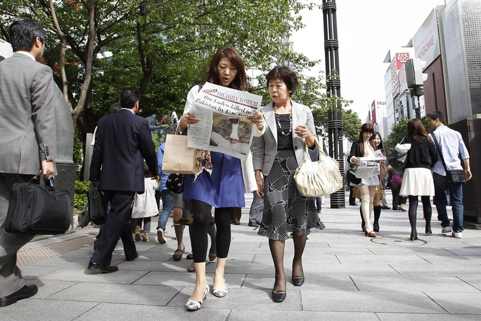 Женщины читают газету