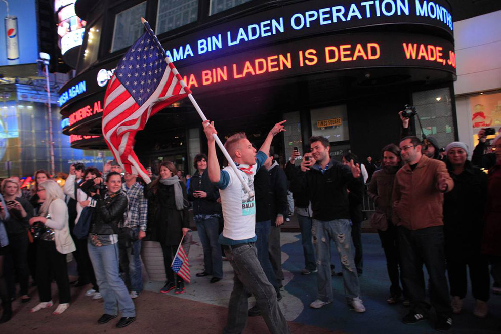 Люди радуются смерти Усамы бен Ладена 