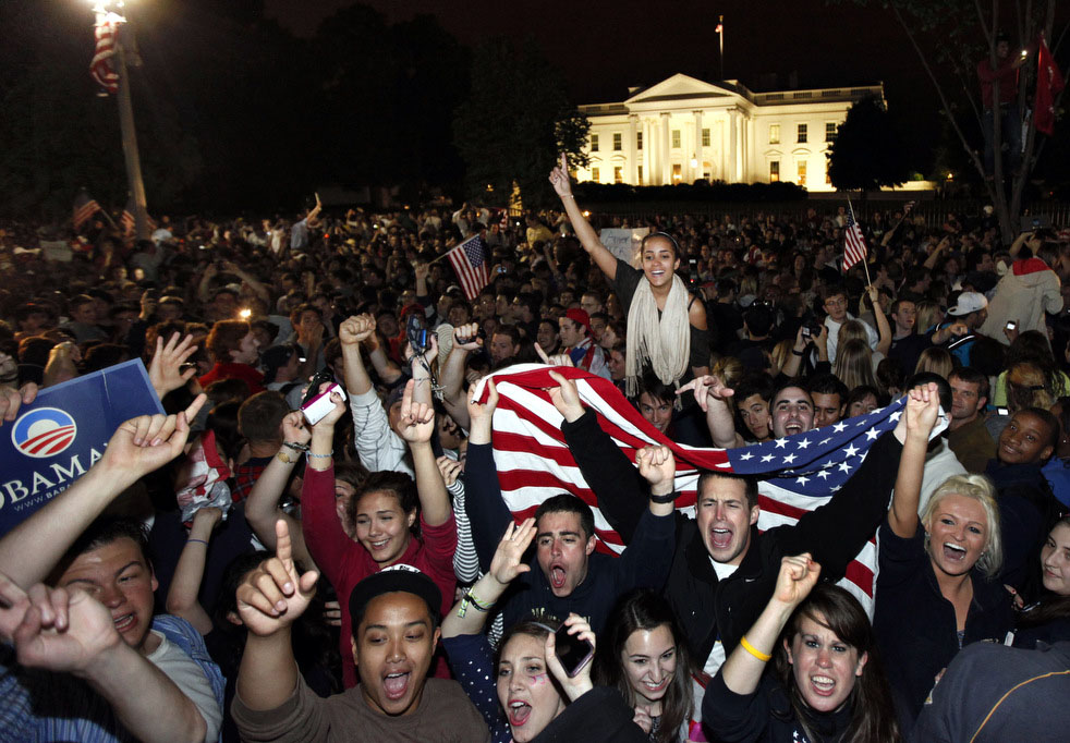 Толпы людей собираются у Белого Дома