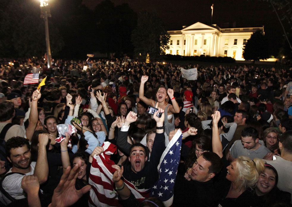Толпы людей собираются у Белого Дома в Вашингтоне