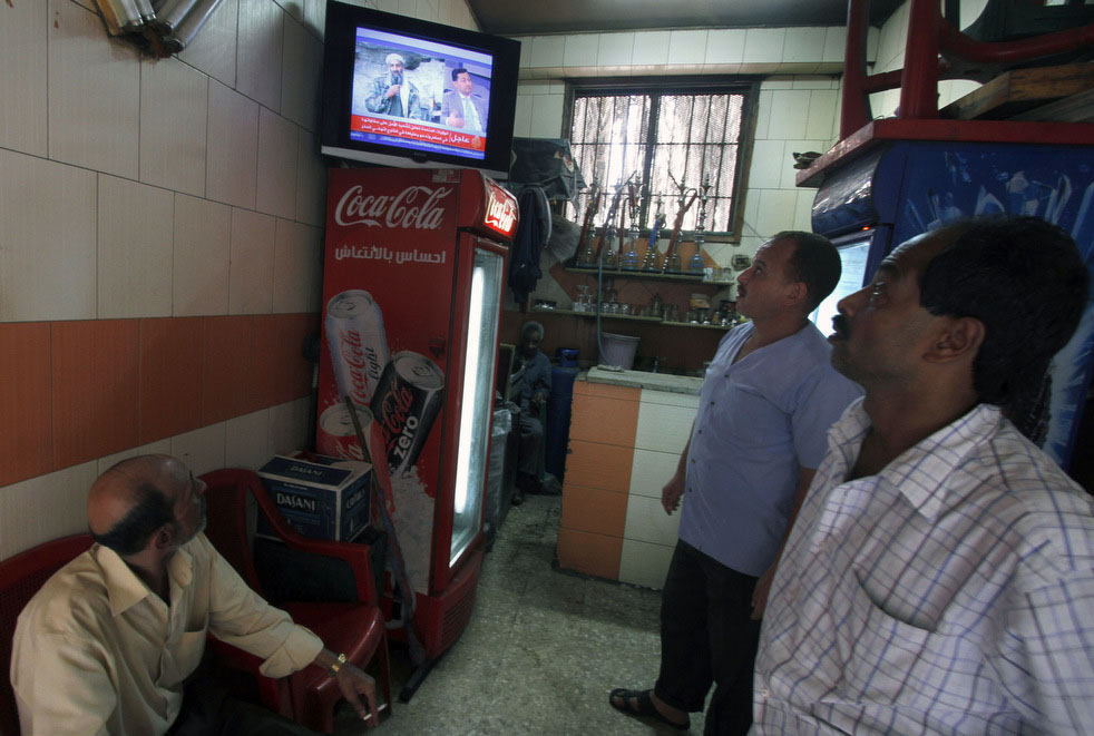 Египтяне в кофейне смотрят репортаж