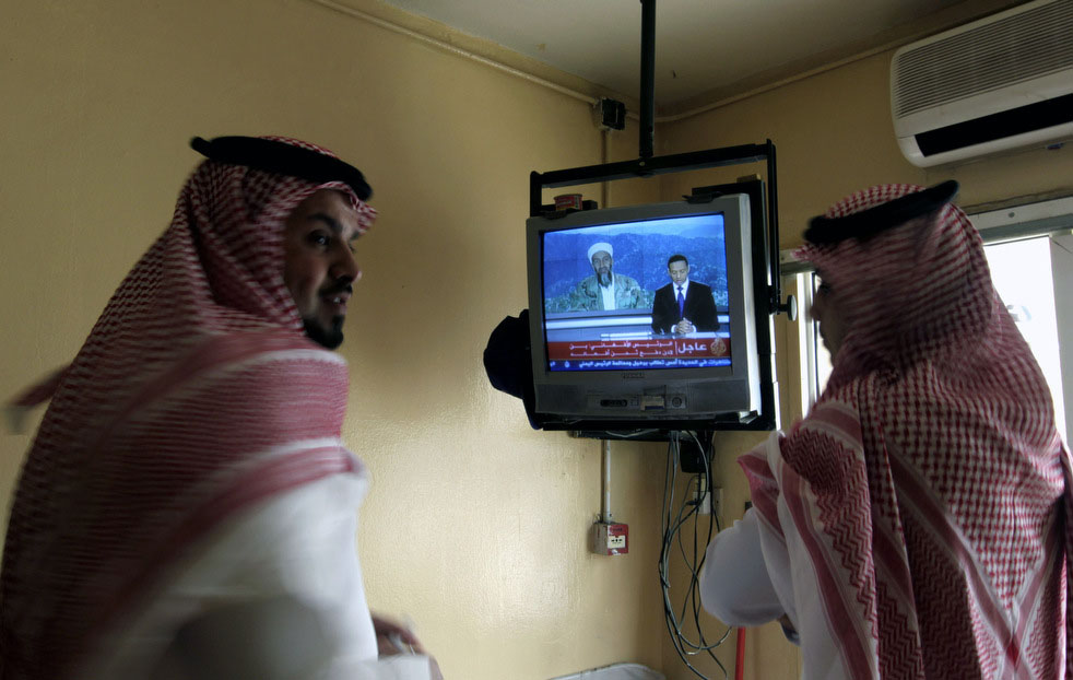 Саудийцы смотрят репортаж об убийстве 