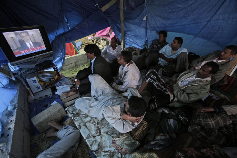 Протестующие против правительства люди сидят в палатке