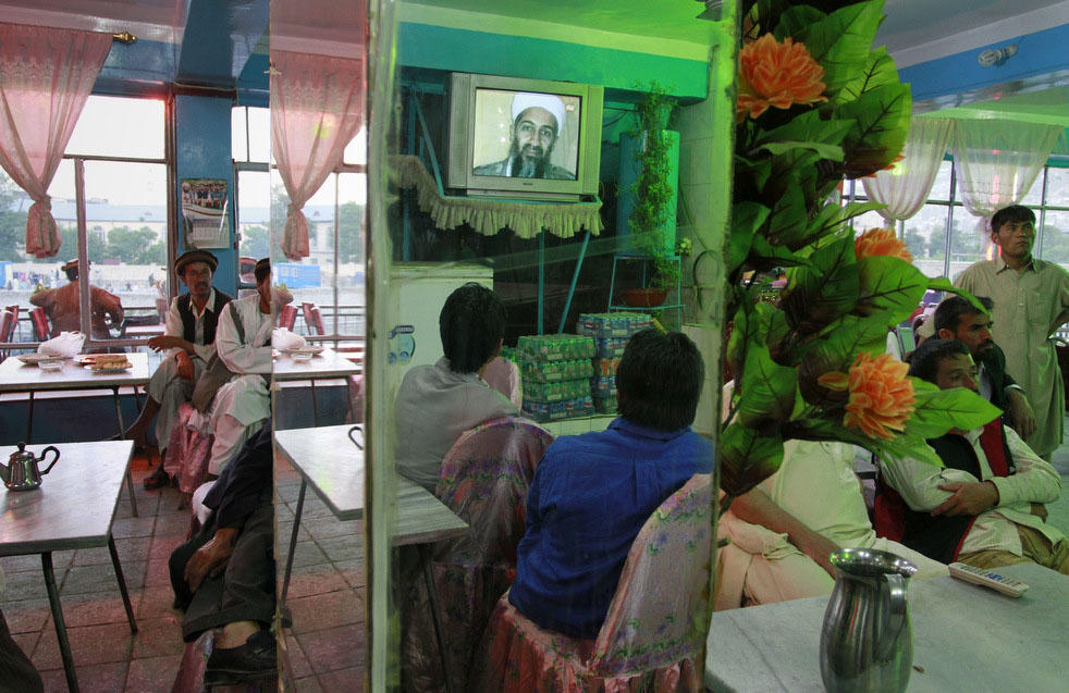 Афганцы сидят в местном ресторане в Кабуле