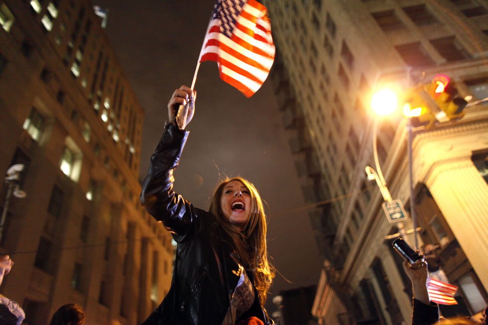 Девушка с американским флагом в руке