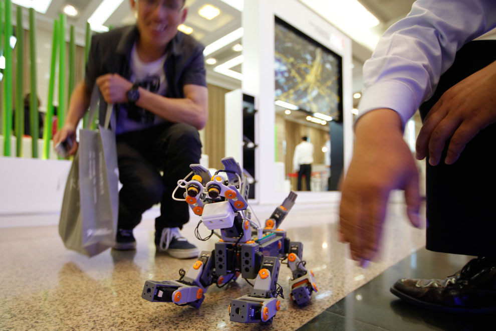 Мужчина присутствует на демонстрации прототипа робота собаки