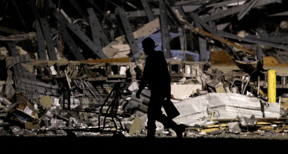Спасатель проходит по разрушенному магазину