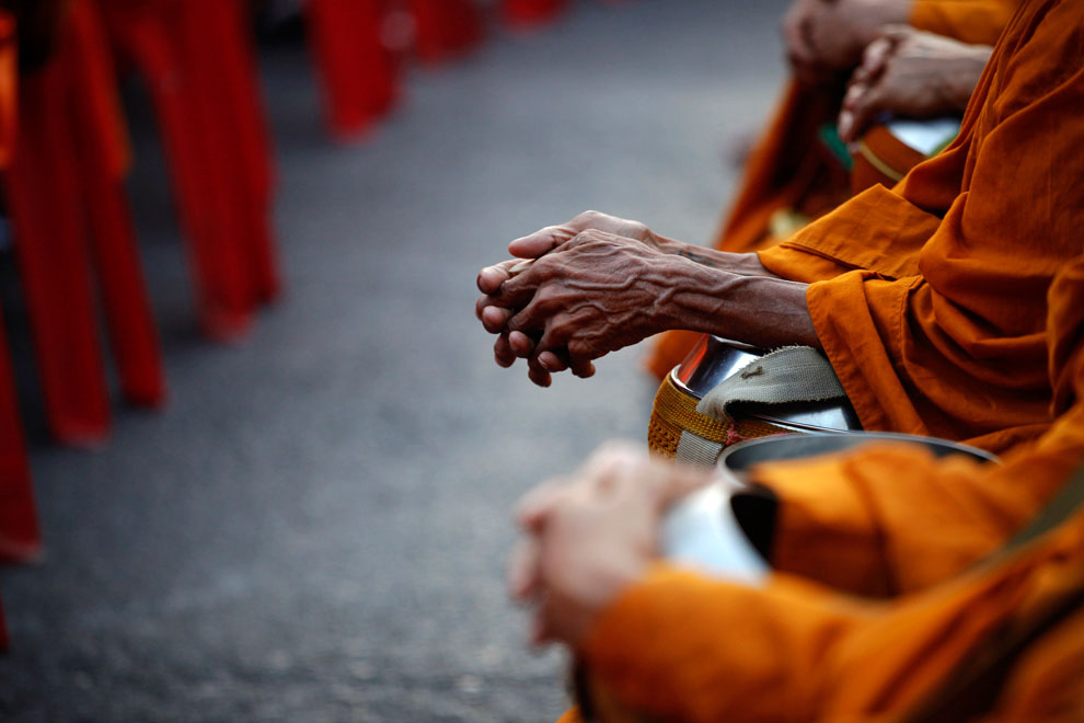Буддистские монахи молятся во время церемонии