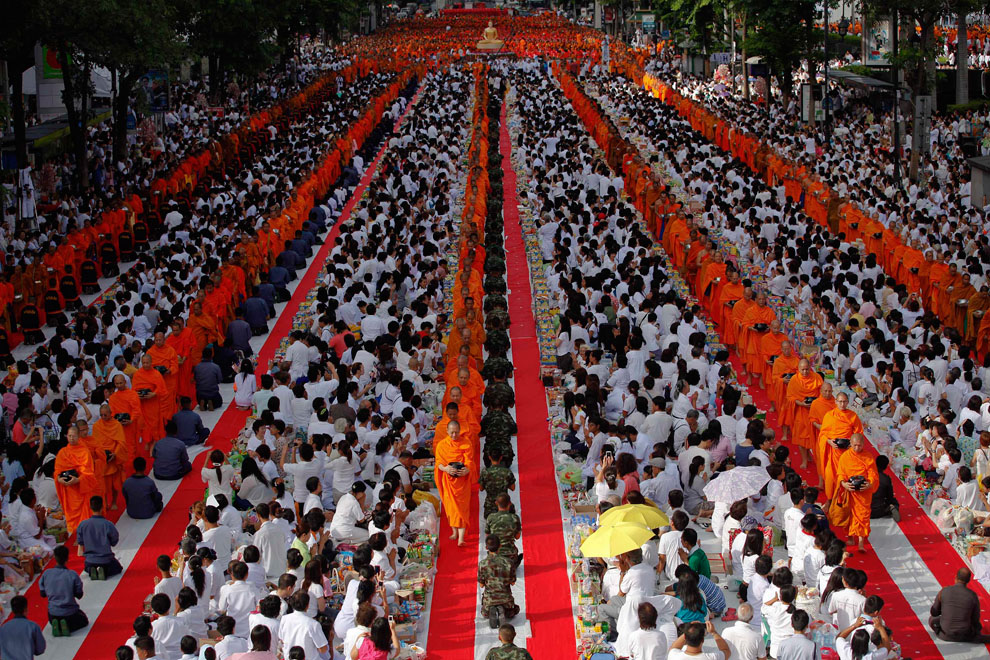 Тысячи буддистов ходят среди верующих