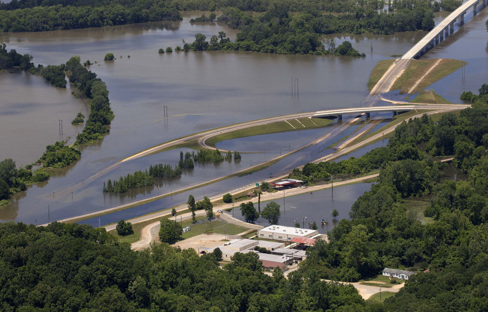Вода реки Миссисипи затопила шоссе