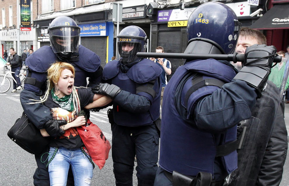 Полицейские задерживают девушку