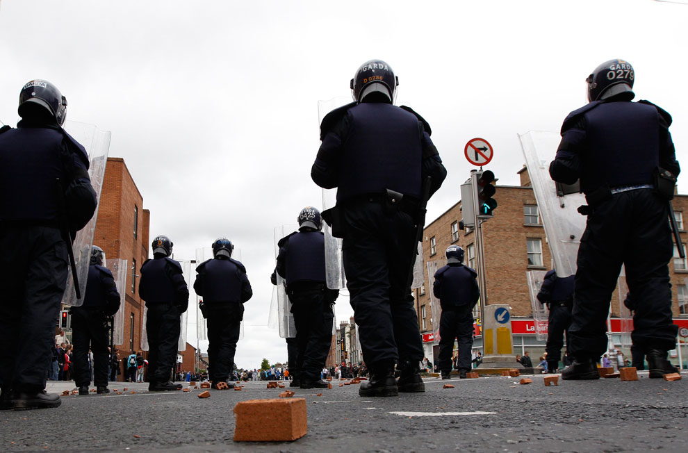Ирландские полицейские выступают против демонстрантов