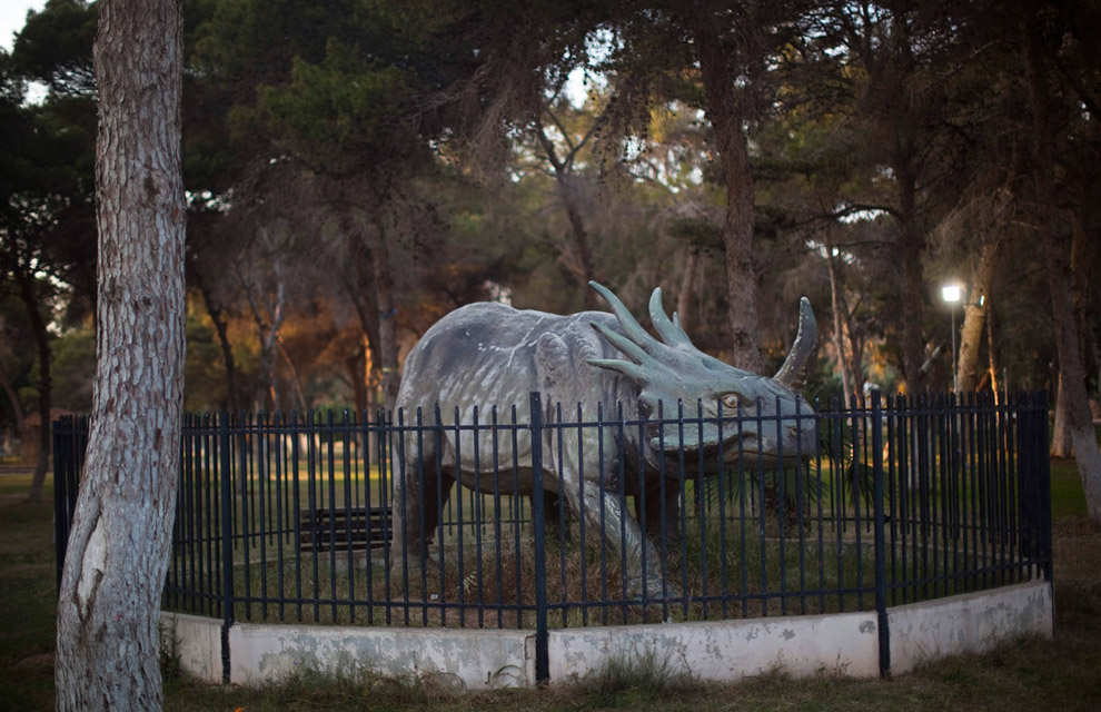 Статуя динозавра 