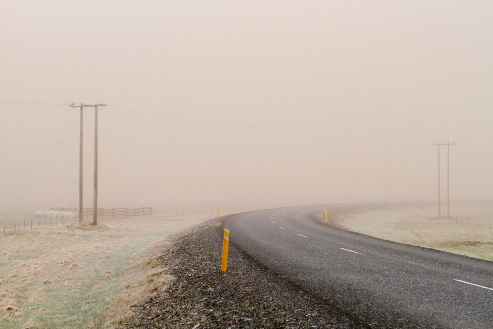 Дорога возле исландской деревни