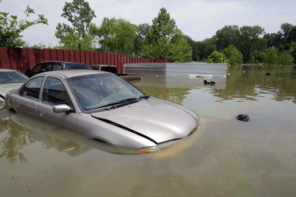 Автомобиль частично погружен в воду