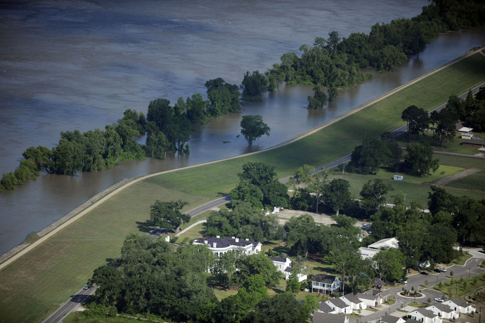 Повышение уровня воды Миссисипи сдерживает дамба