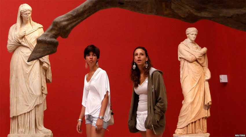 Посетители в Национальном археологическом музее в Афинах