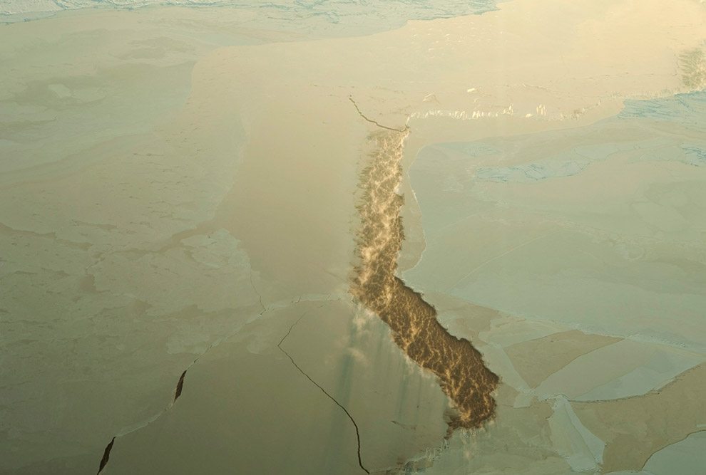 Трещина в арктическом льду 