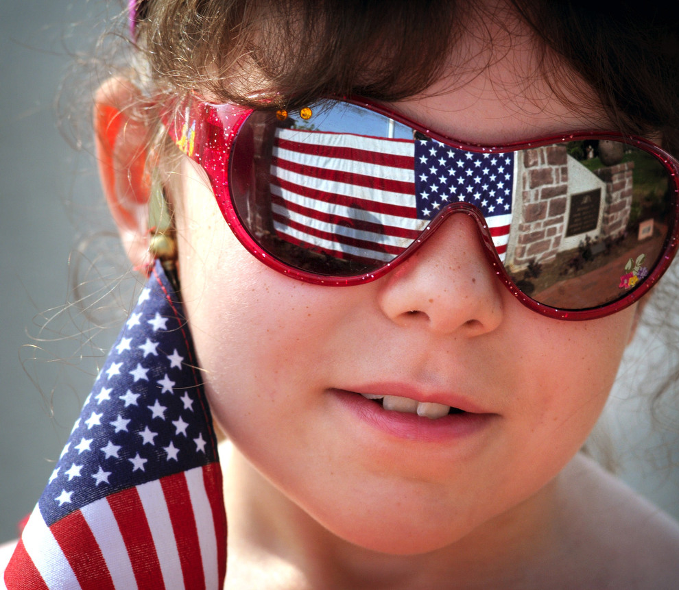 Девочка с американским флагом