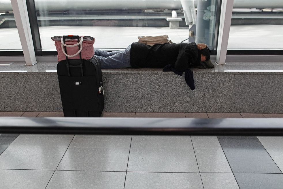 Мужчина спит в аэропорту