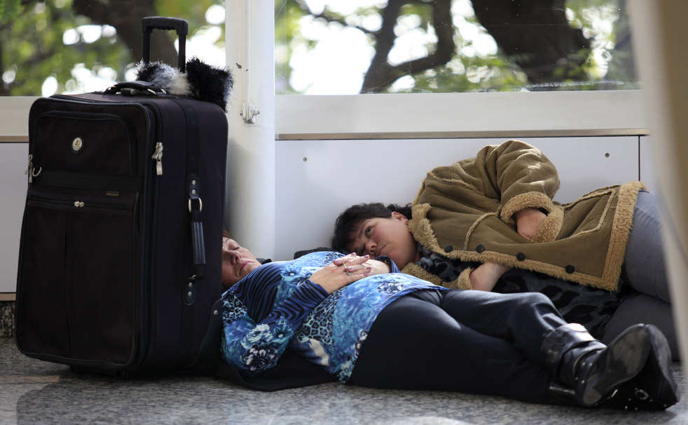Женщины спят в аэропорту