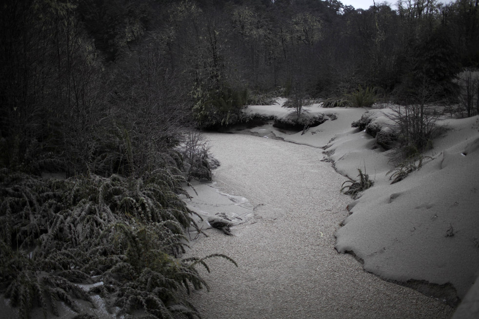 Река, покрытая снегом и вулканическим пеплом