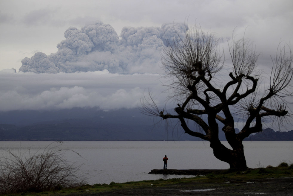 Облако вулканического пепла и дыма