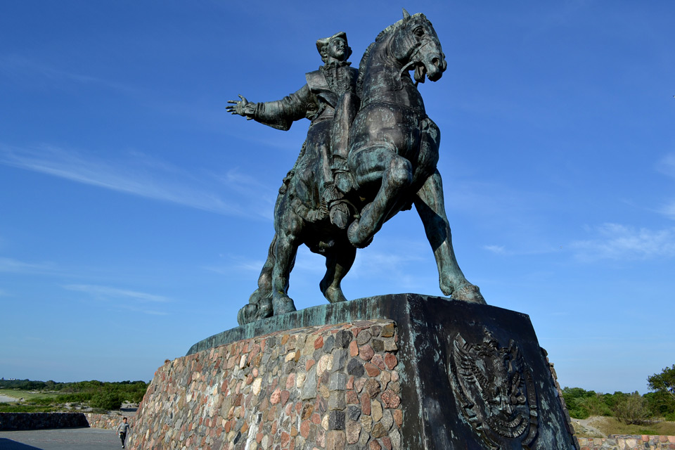 Калининградская область - памятник императрице на набережной Балтийска