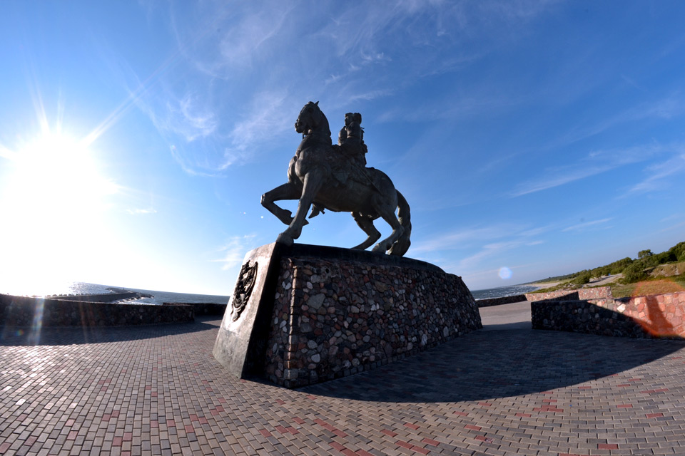 Калининградская область - памятник императрице на набережной Балтийска