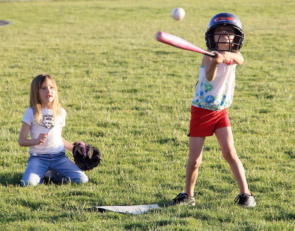 Девочки играют в бейсбол