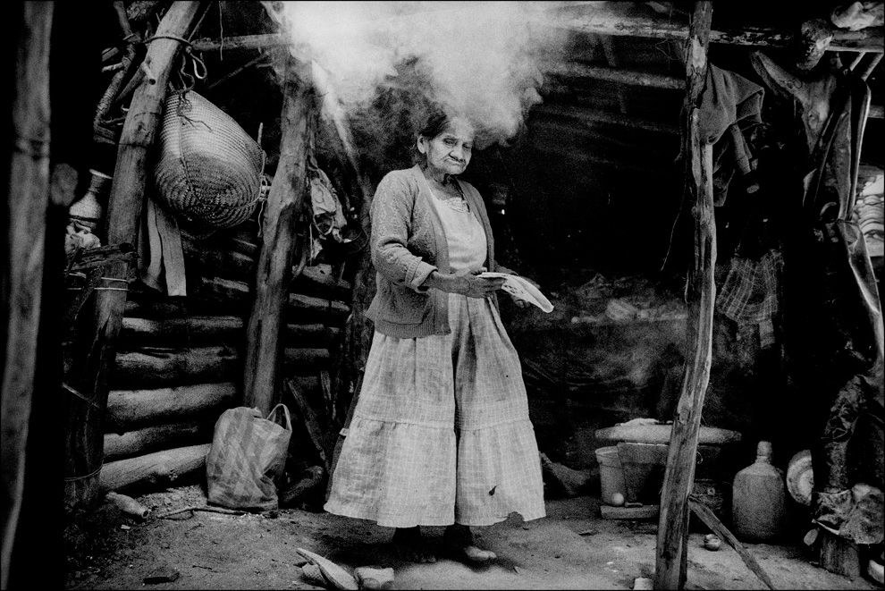 Женщина печет тортильи