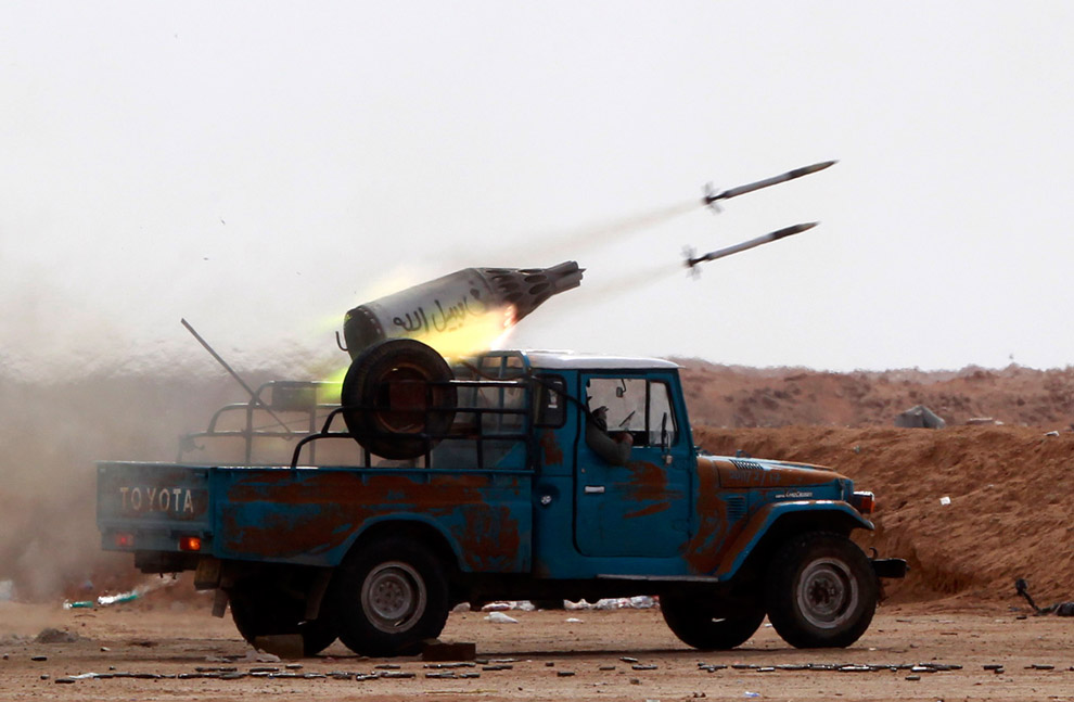 Ливийские повстанцы запускают ракеты 