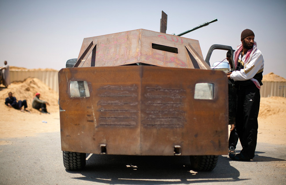 Ливийский повстанец и бронированный автомобиль