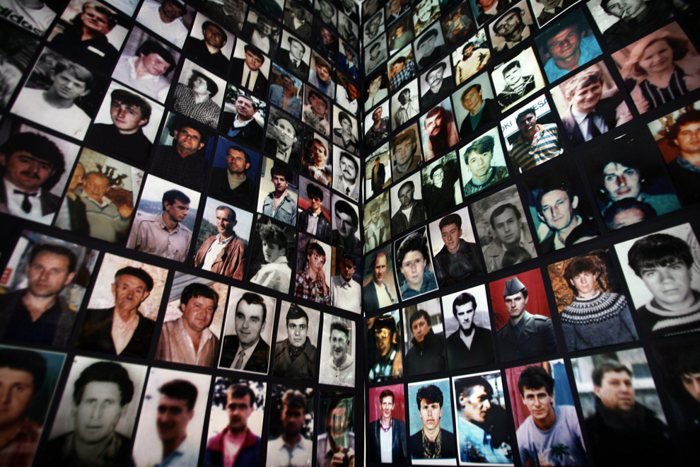 Портреты жертв резни в Сребренице