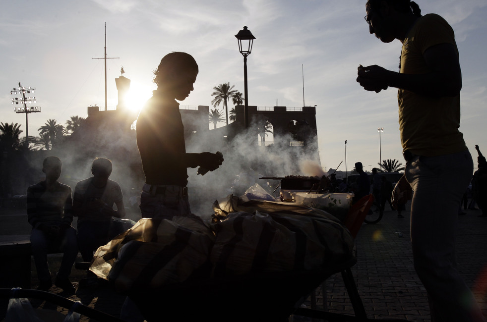 Уличный торговец продает кебаб 