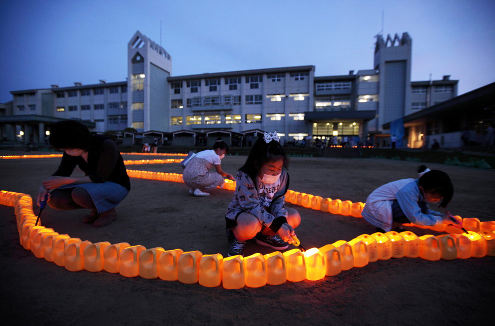 Японцы зажигают свечи
