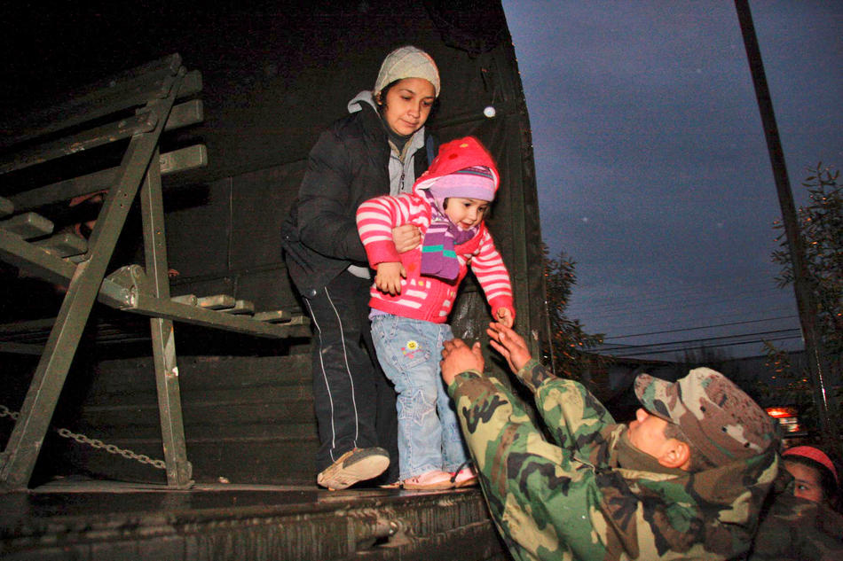 Девушка с ребенком и солдат