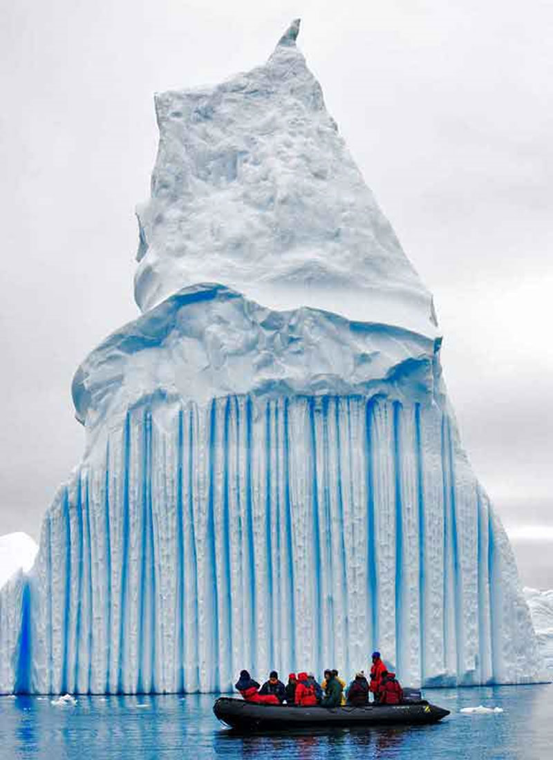 айсберг с голубыми полосками