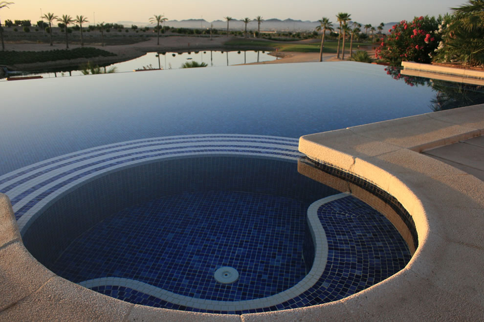 бассейн в отеле испании