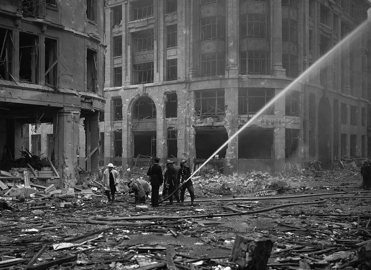 Пожарные тушат здание во время Второй мировой