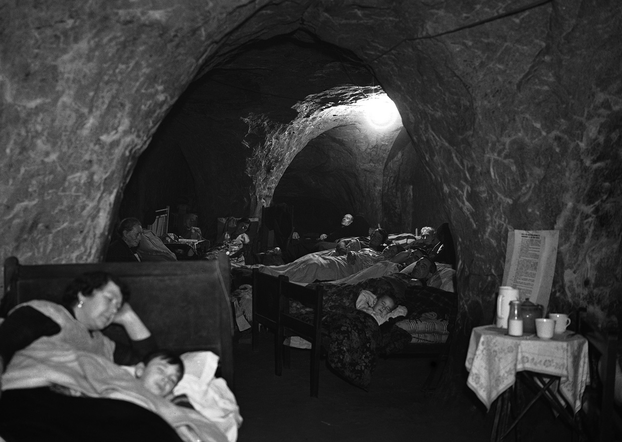 Люди укрываются в пещерах во времена второй мировой