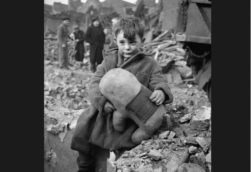 Мальчик с игрушкой во времена Второй мировой