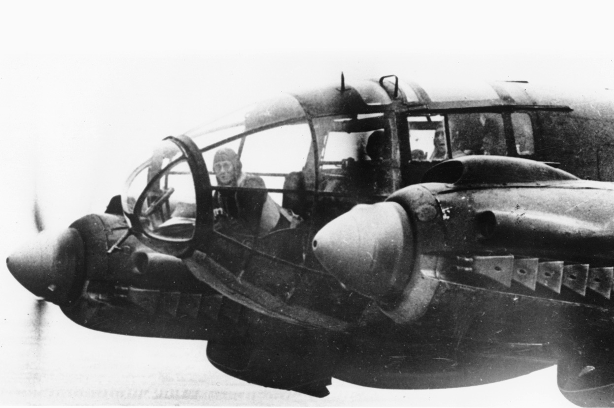 Пулеметчик в носовой части немецкого самолета