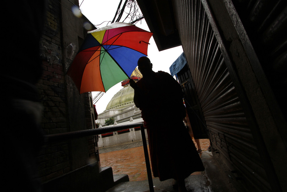 Монах под зонтом