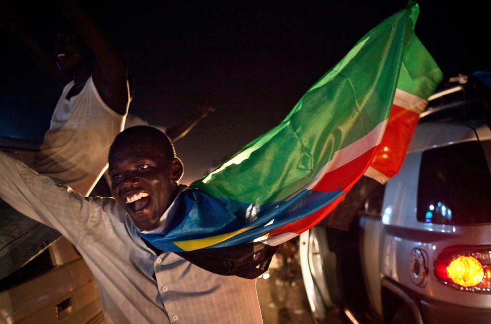 Житель Южного Судана с флагом