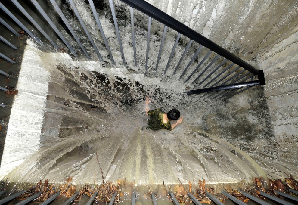 Вода на лестнице