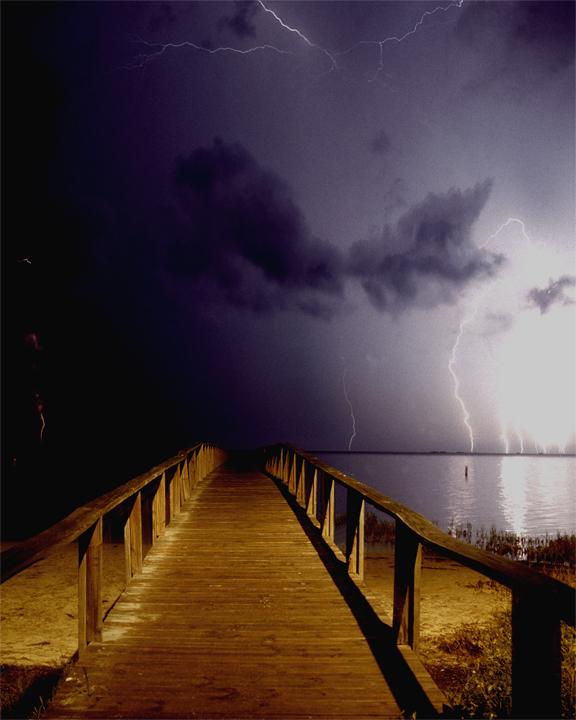 деревянный мост и молния